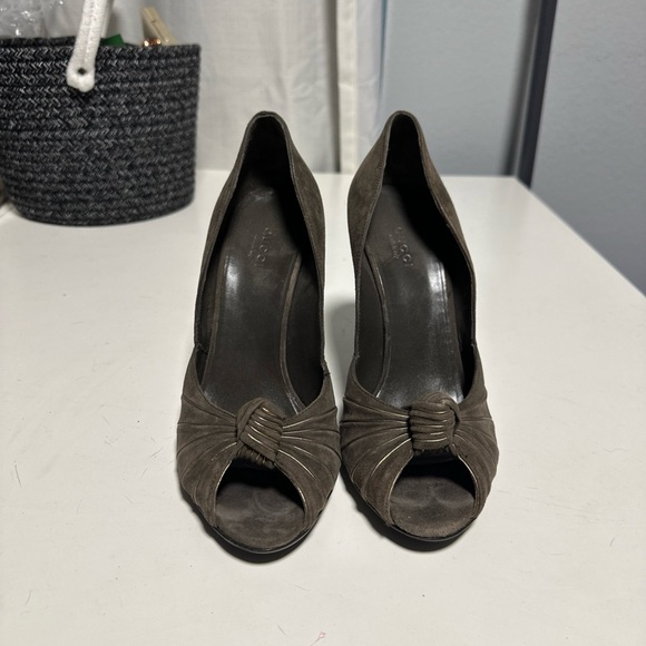 Gucci Women's Brown Suede Gold Lines Slip On Heel with Knot 7.5 - Picture 1 of 10